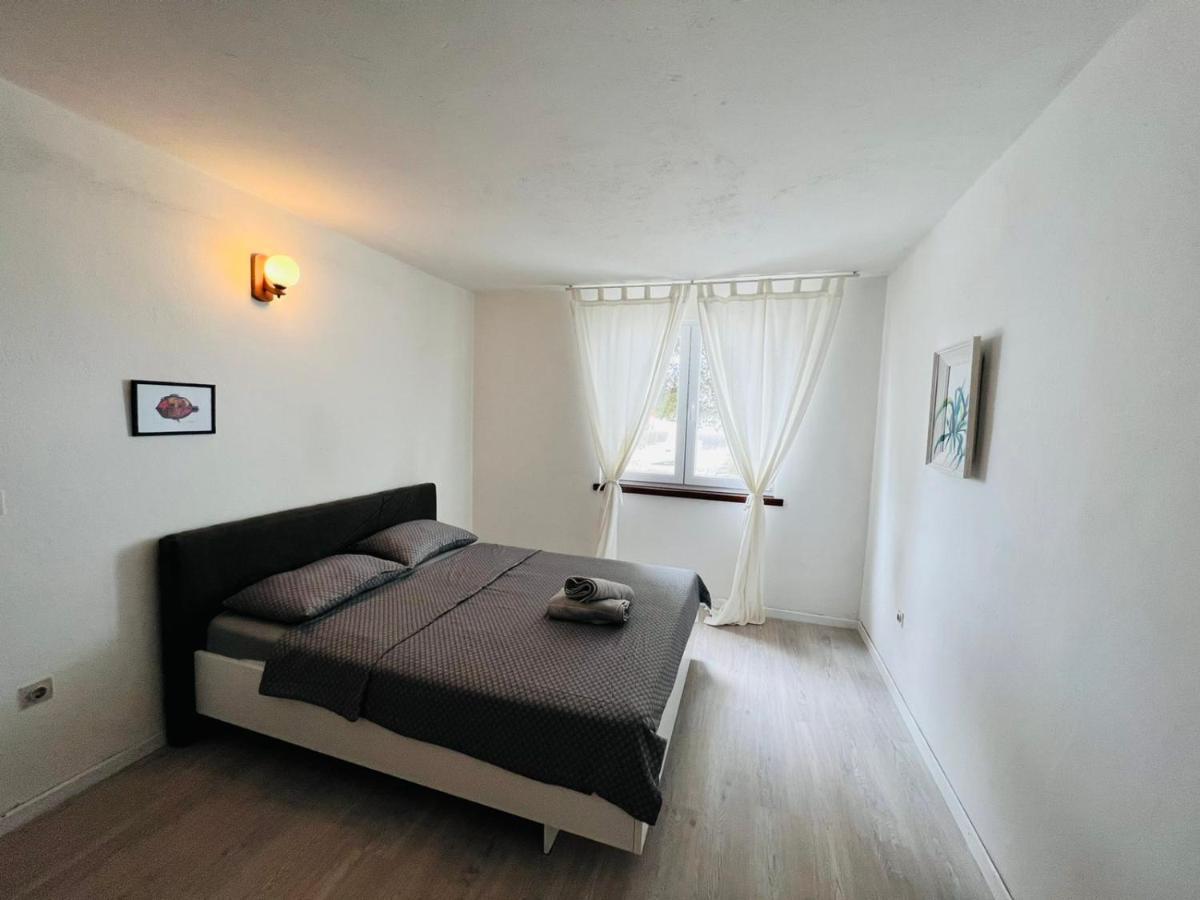 Sea Breeze Apartments With Private Beach And Boat Anchorage Stara Novalja Εξωτερικό φωτογραφία