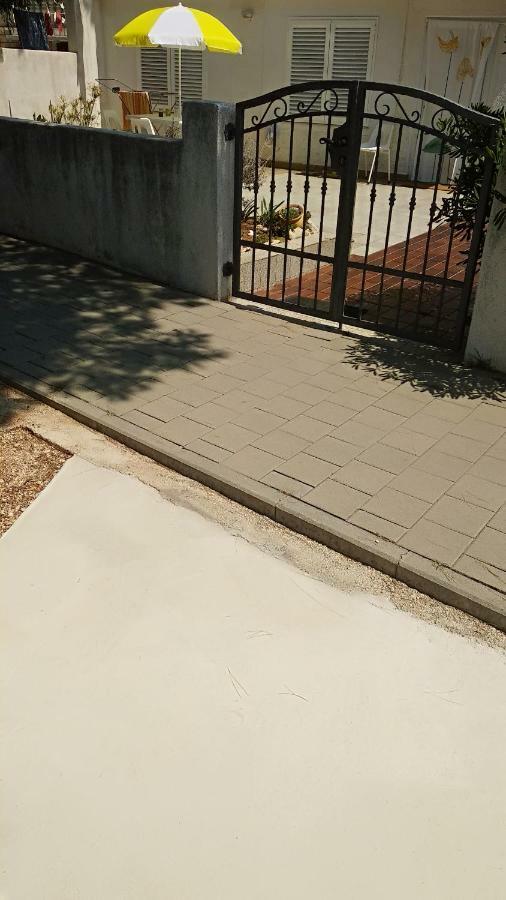 Sea Breeze Apartments With Private Beach And Boat Anchorage Stara Novalja Εξωτερικό φωτογραφία